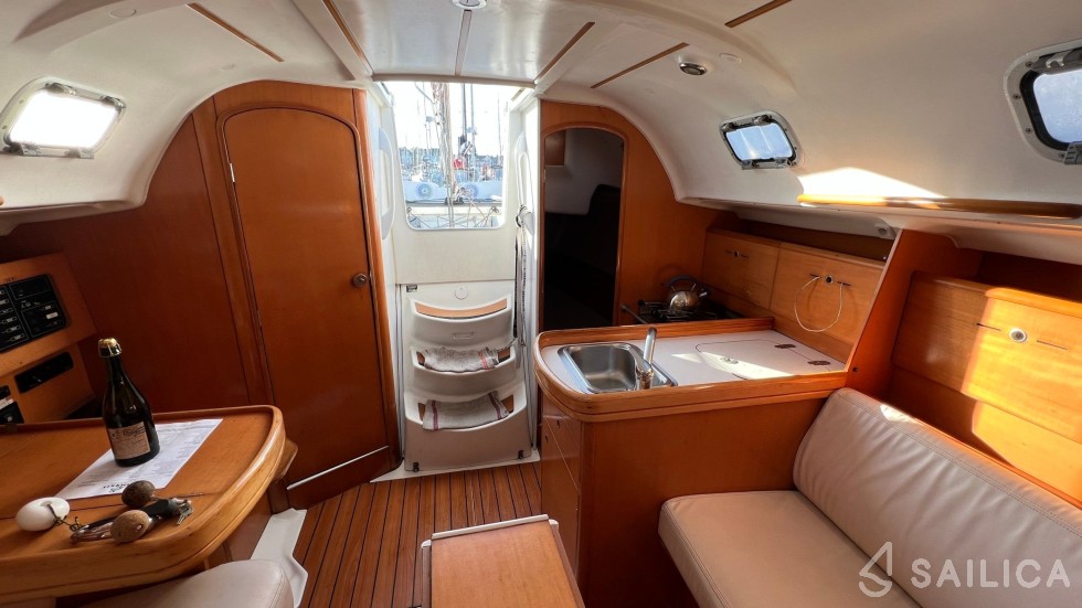 First 31.7 - Yacht Charter Sailica