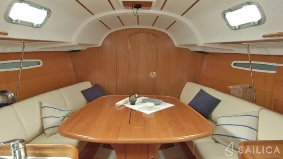 First 31.7 - Yacht Charter Sailica
