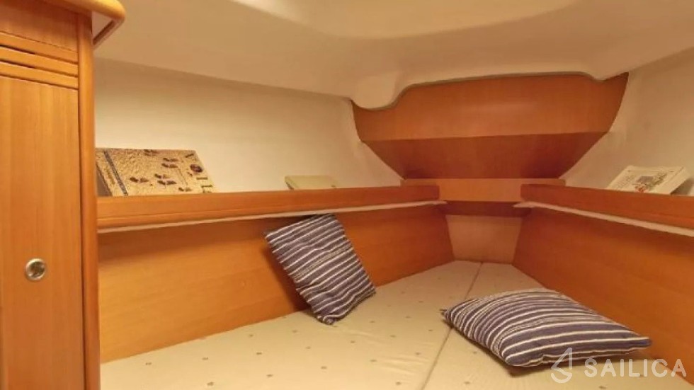 First 31.7 - Yacht Charter Sailica
