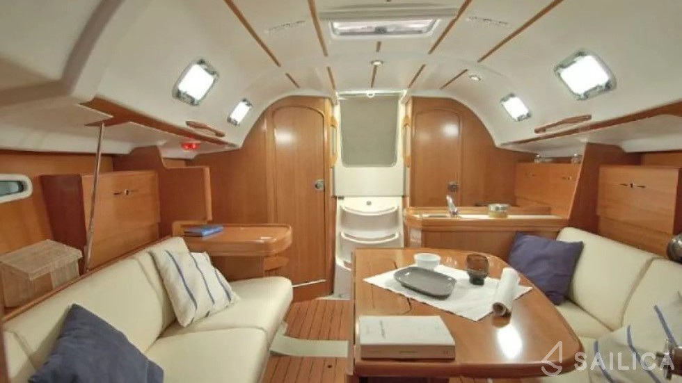 First 31.7 - Yacht Charter Sailica