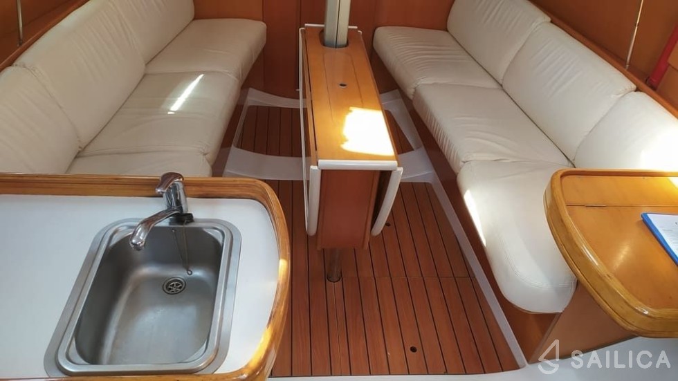 First 31.7 - Yacht Charter Sailica