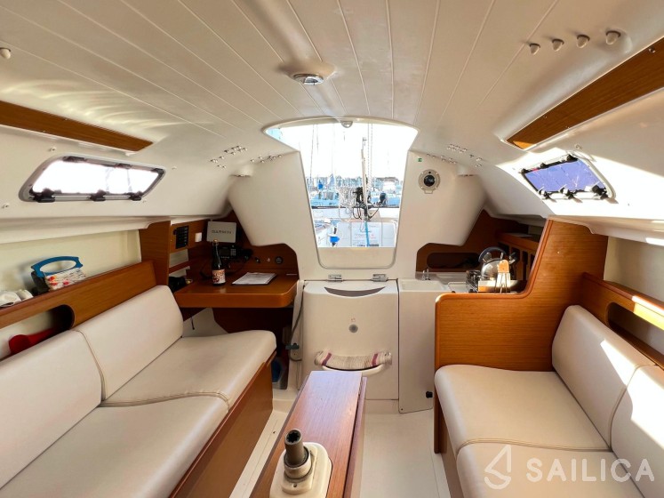 First 31.7 - Yacht Charter Sailica