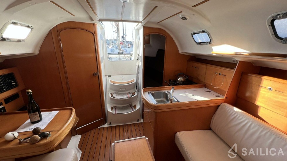 First 31.7 - Yacht Charter Sailica