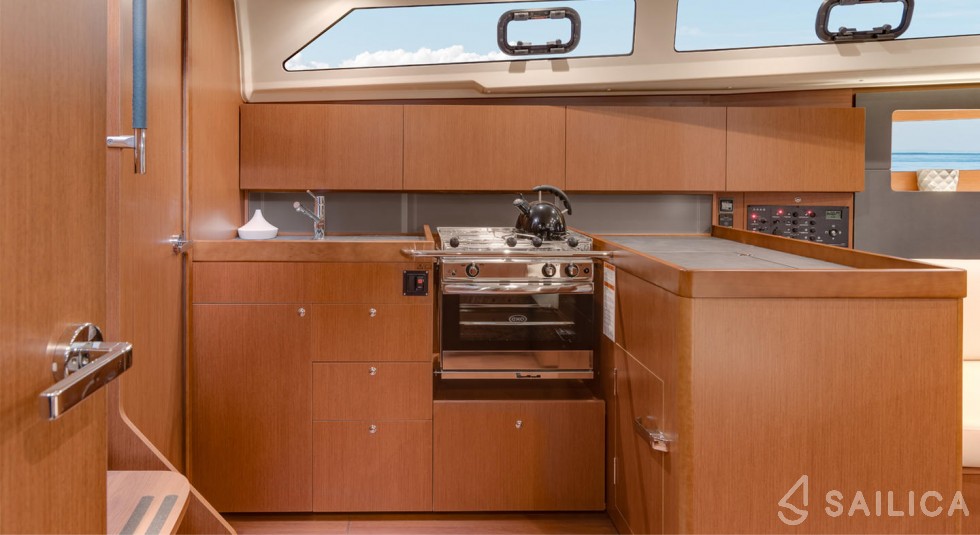 Oceanis 41.1 - Yacht Charter Sailica