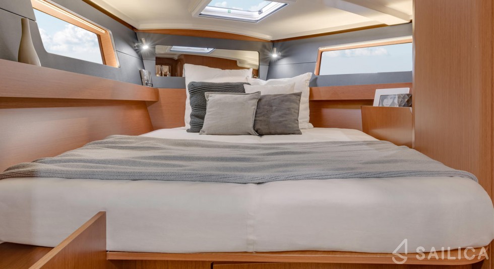 Oceanis 41.1 - Yacht Charter Sailica