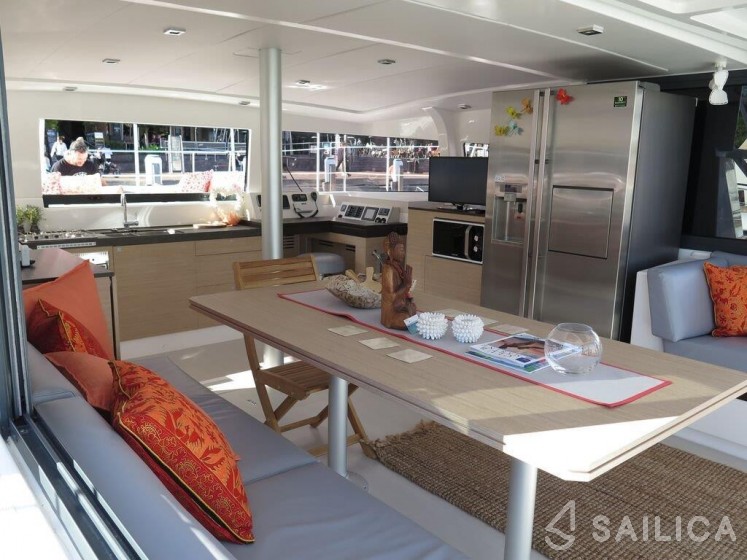 Bali 4.3 Owner Version - Yacht Charter Sailica