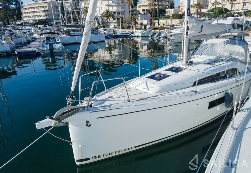 Oceanis 30.1 - Yacht Charter Sailica