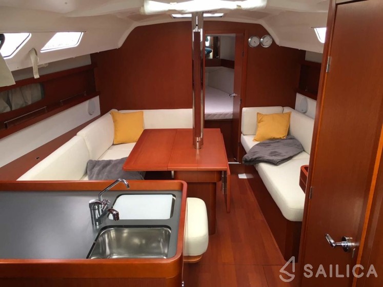 Oceanis 34 - Yacht Charter Sailica