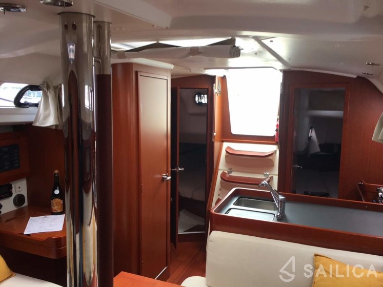 Oceanis 34 - Yacht Charter Sailica