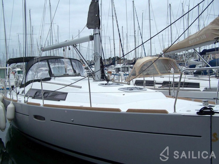 Oceanis 34 - Yacht Charter Sailica