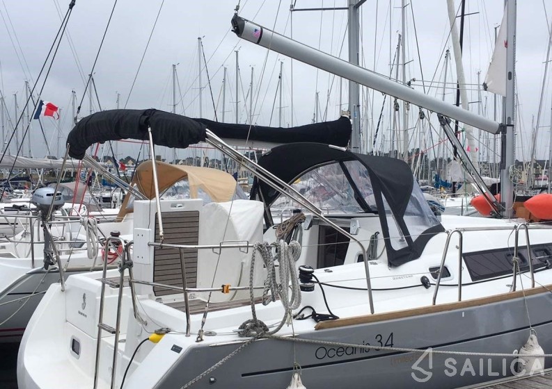 Oceanis 34 - Yacht Charter Sailica