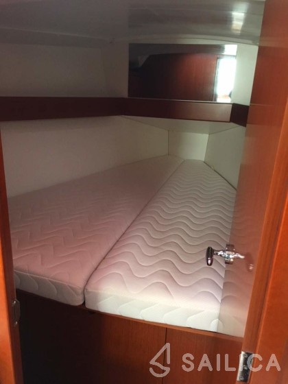 Oceanis 34 - Yacht Charter Sailica