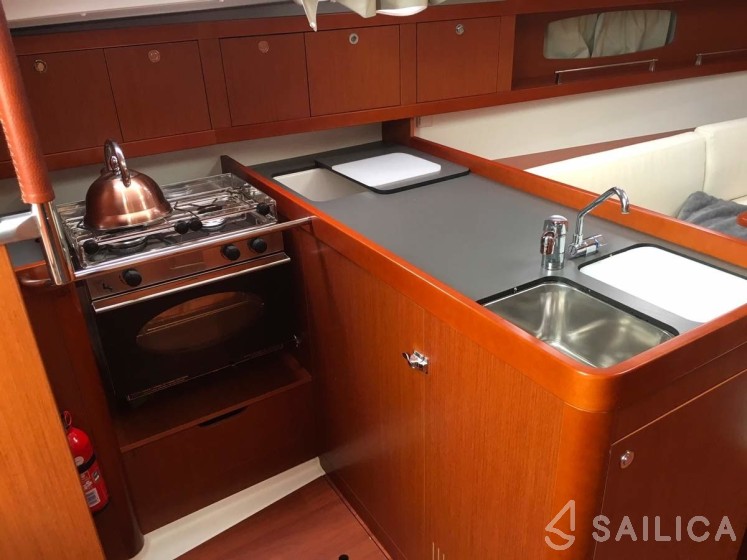 Oceanis 34 - Yacht Charter Sailica