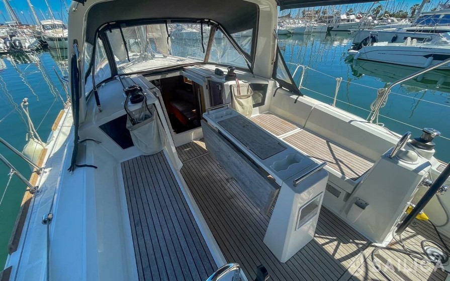 Oceanis 35.1 - Yacht Charter Sailica