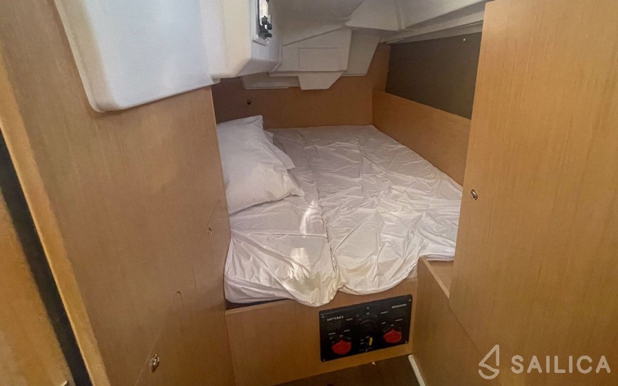 Oceanis 35.1 - Yacht Charter Sailica