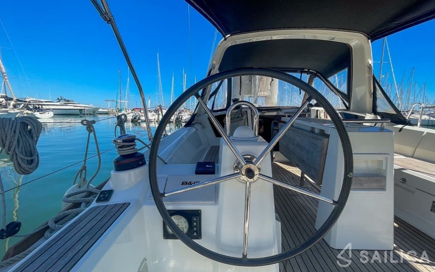Oceanis 35.1 - Yacht Charter Sailica