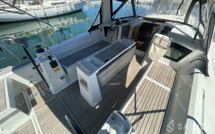 Oceanis 35.1 - Yacht Charter Sailica