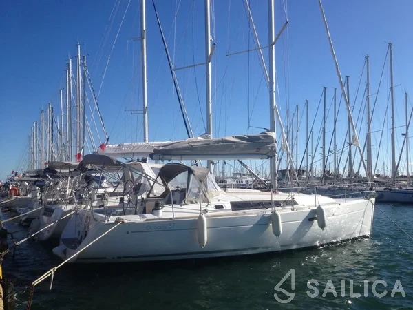 Oceanis 37 - Yacht Charter Sailica