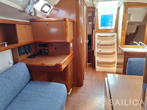 Oceanis 37 - Yacht Charter Sailica