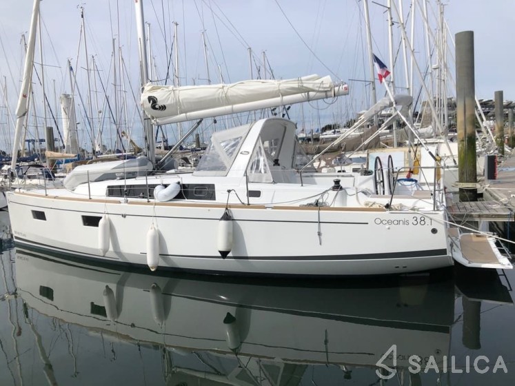 Oceanis 38.1 - Yacht Charter Sailica