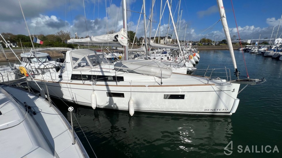 Oceanis 38.1 - Yacht Charter Sailica