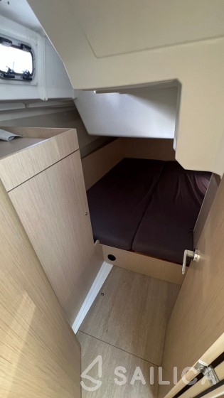 Oceanis 38.1 - Yacht Charter Sailica