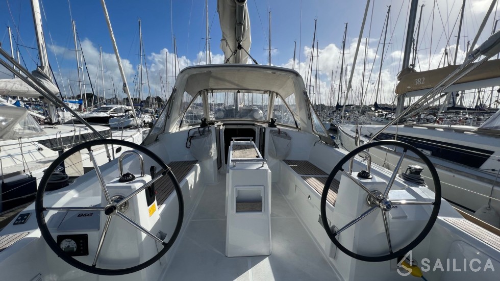 Oceanis 38.1 - Yacht Charter Sailica