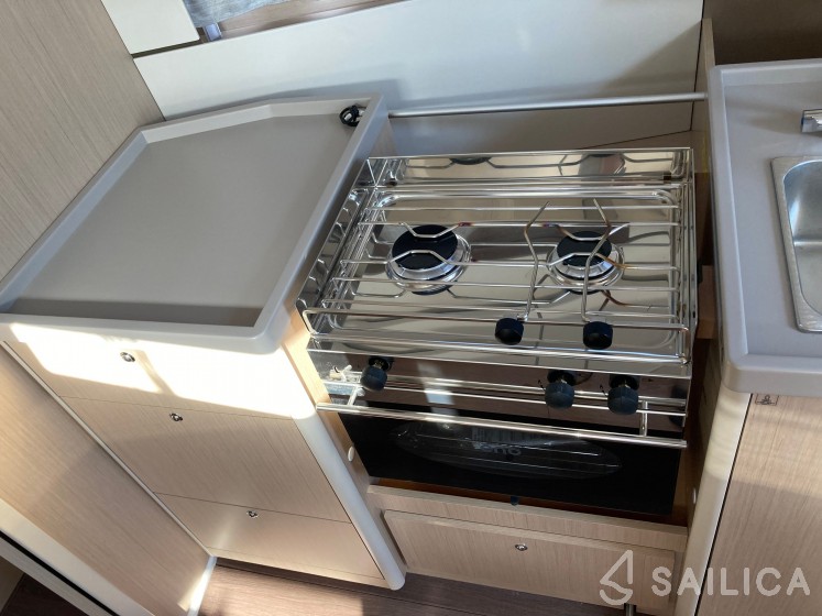 Oceanis 38 - Yacht Charter Sailica