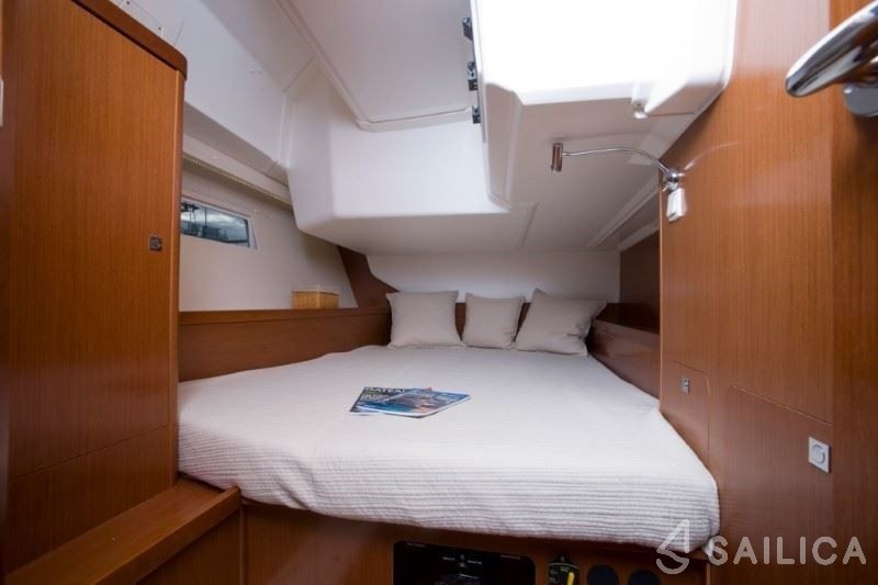 Oceanis 45 - Yacht Charter Sailica