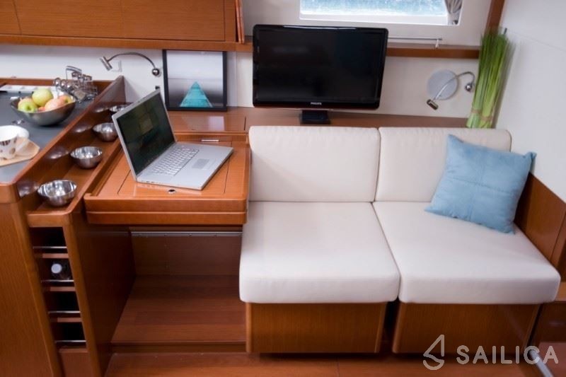 Oceanis 45 - Yacht Charter Sailica