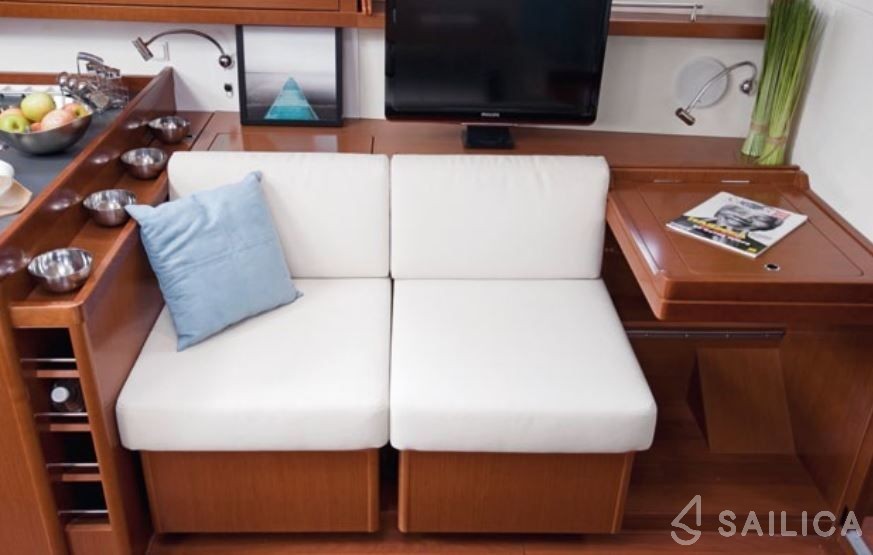 Oceanis 45 - Yacht Charter Sailica