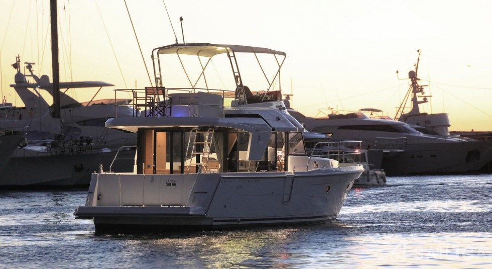 Swift Trawler 35 - Yacht Charter Sailica