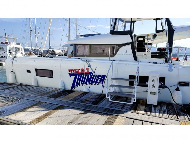 Lagoon 42 - Yacht Charter Sailica
