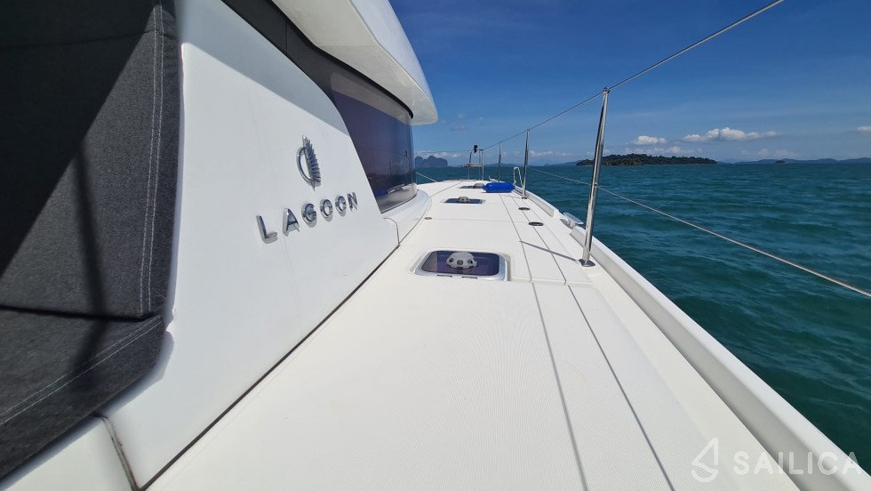 Lagoon 42 - Yacht Charter Sailica