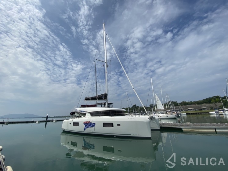 Lagoon 42 - Yacht Charter Sailica