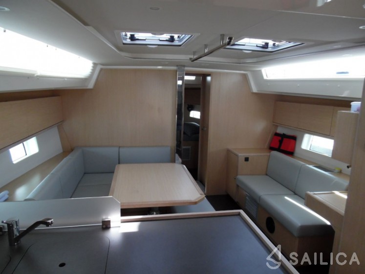 Bavaria C45 - 4 cab. - Yacht Charter Sailica