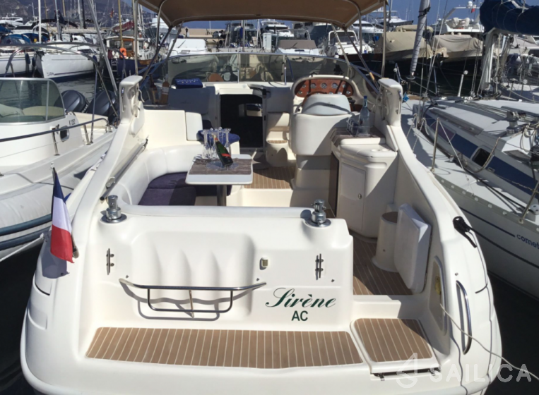 Cranchi 29 - Yacht Charter Sailica