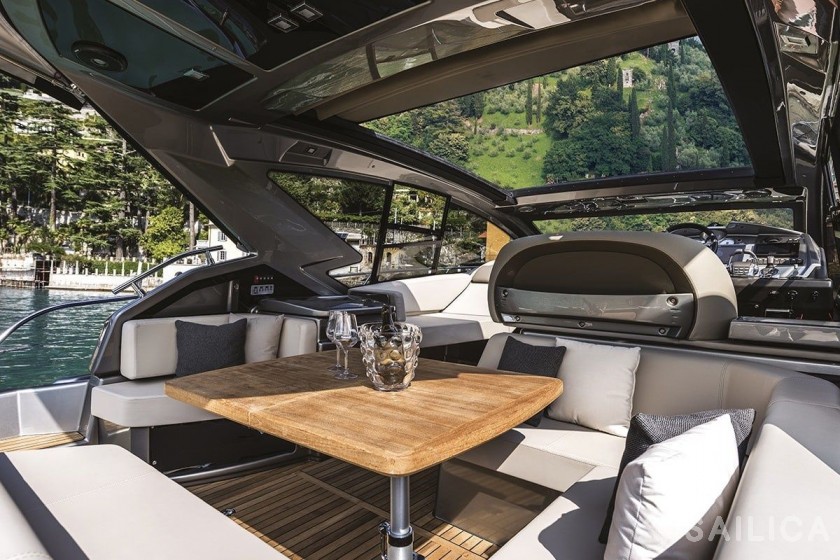 Cranchi 44 - Yacht Charter Sailica