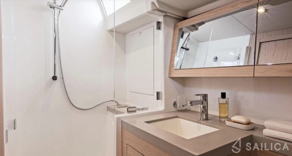 Oceanis 51.1 - Yacht Charter Sailica