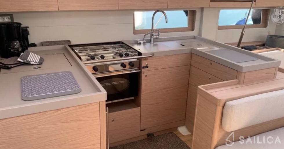 Oceanis 51.1 - Yacht Charter Sailica