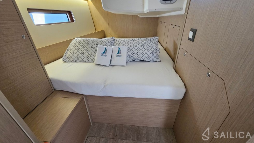 Oceanis 40.1 - Yacht Charter Sailica