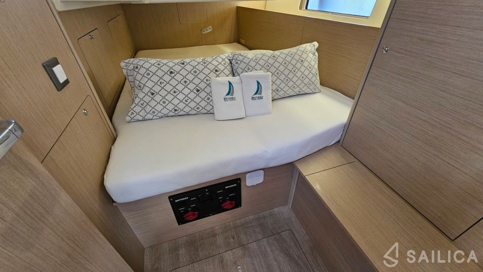 Oceanis 40.1 - Yacht Charter Sailica