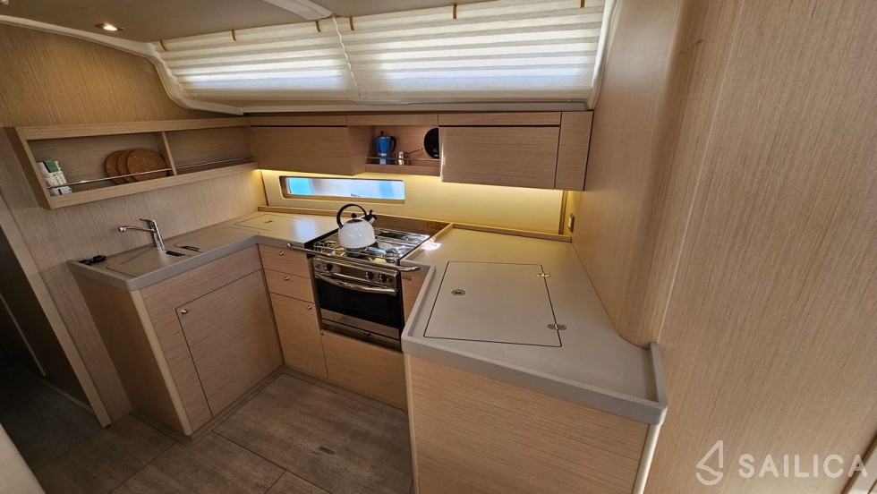Oceanis 40.1 - Yacht Charter Sailica
