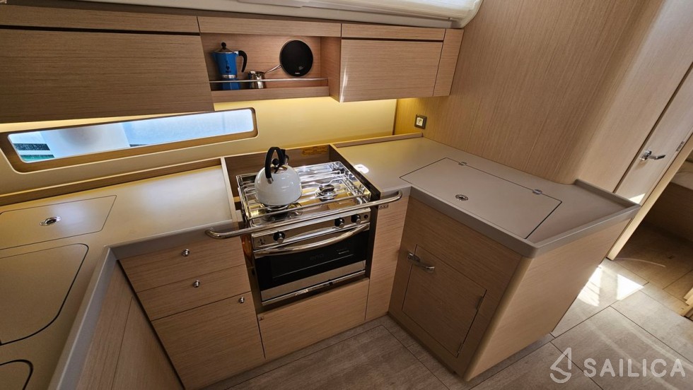 Oceanis 40.1 - Yacht Charter Sailica