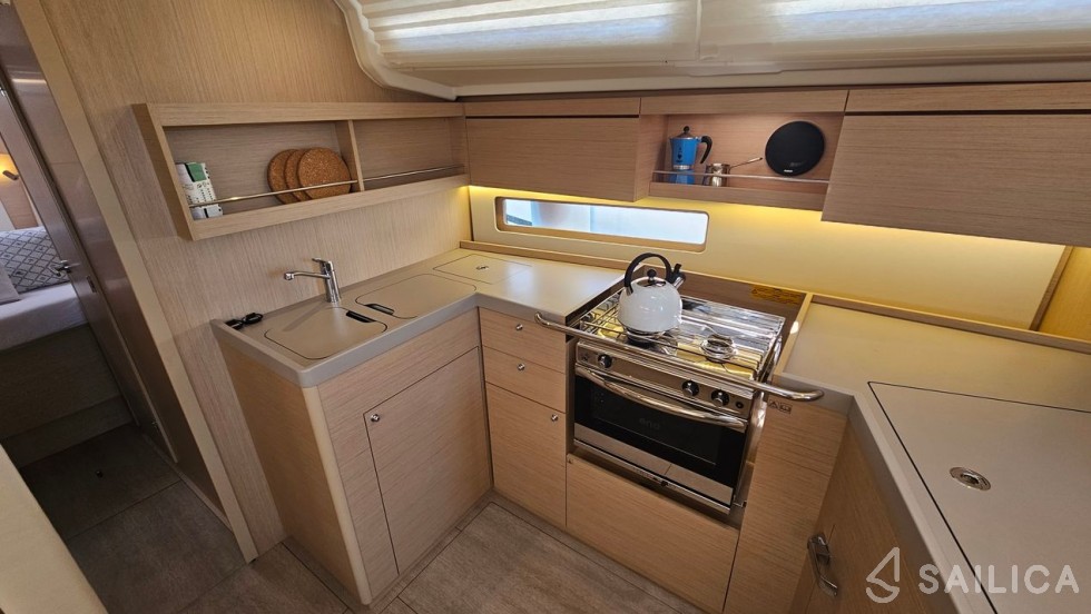 Oceanis 40.1 - Yacht Charter Sailica