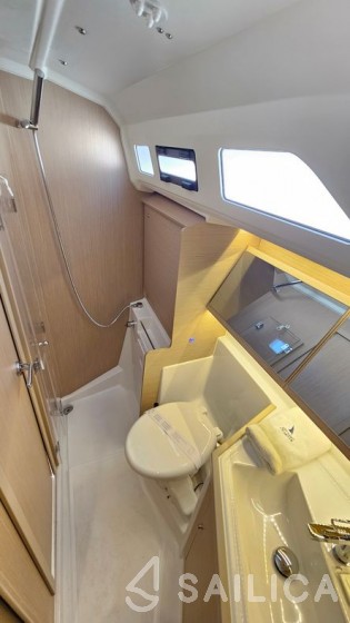 Oceanis 40.1 - Yacht Charter Sailica