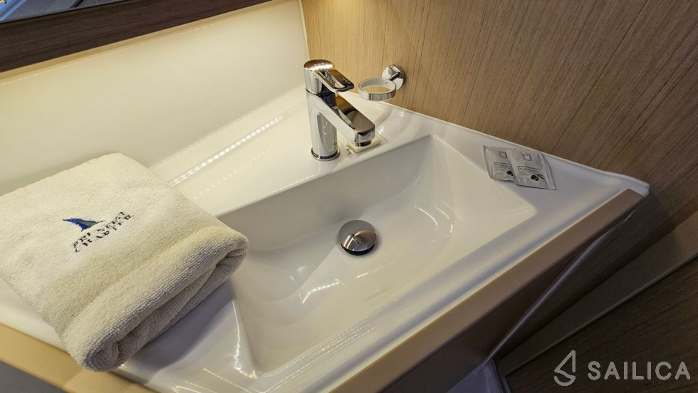 Oceanis 40.1 - Yacht Charter Sailica