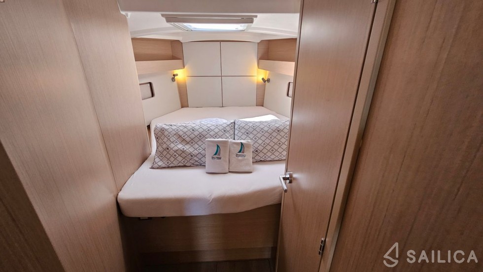 Oceanis 40.1 - Yacht Charter Sailica