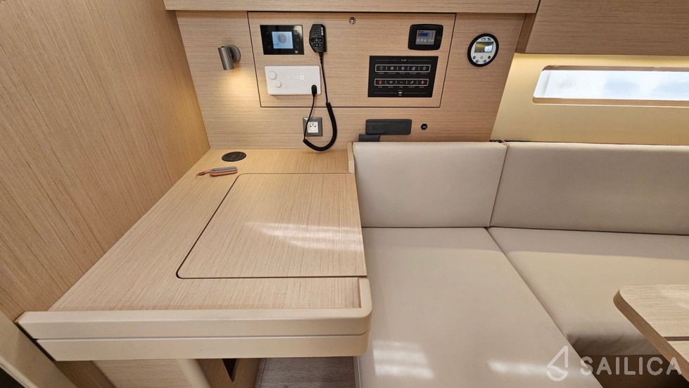 Oceanis 40.1 - Yacht Charter Sailica