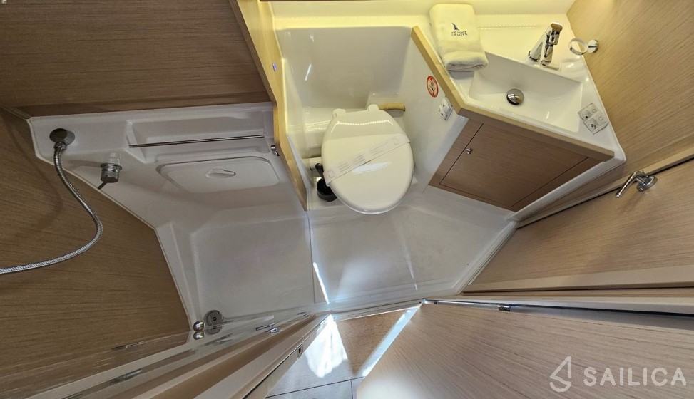 Oceanis 40.1 - Yacht Charter Sailica